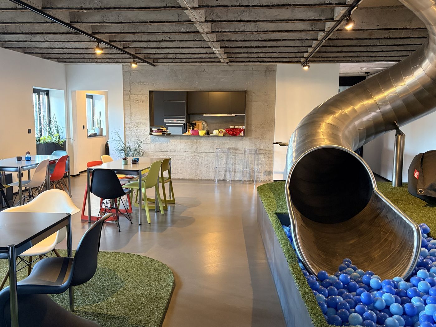 Loft mit Edelstahlrutsche, Bällebad und offener Küchenzeile