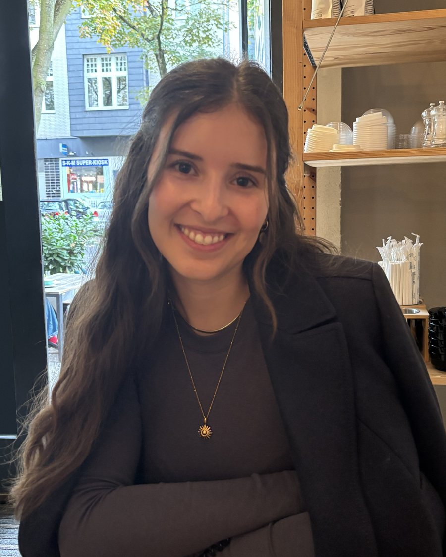 Lea Böhler, Kursleiterin von Handgemacht Saar, lächelnd an einem Holztisch
